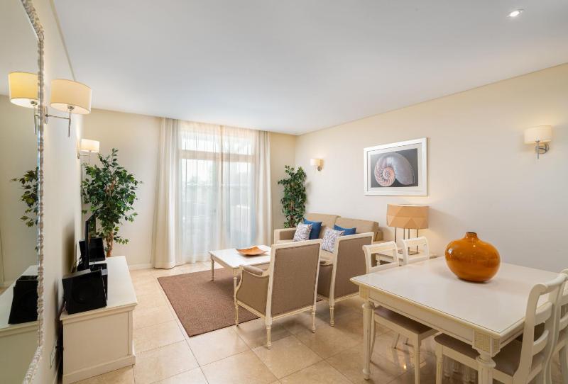 One-Bedroom Luxury Suite image 2