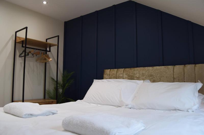 Three-Bedroom Apartment - Rose image 3