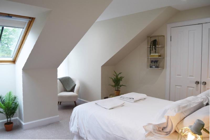 Three-Bedroom Apartment - Rose image 2