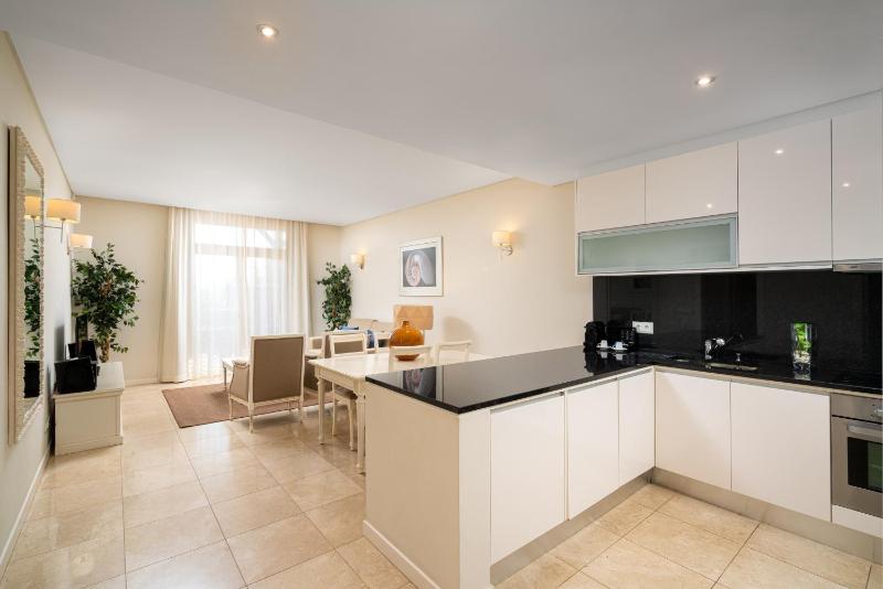 One-Bedroom Luxury Suite image 4