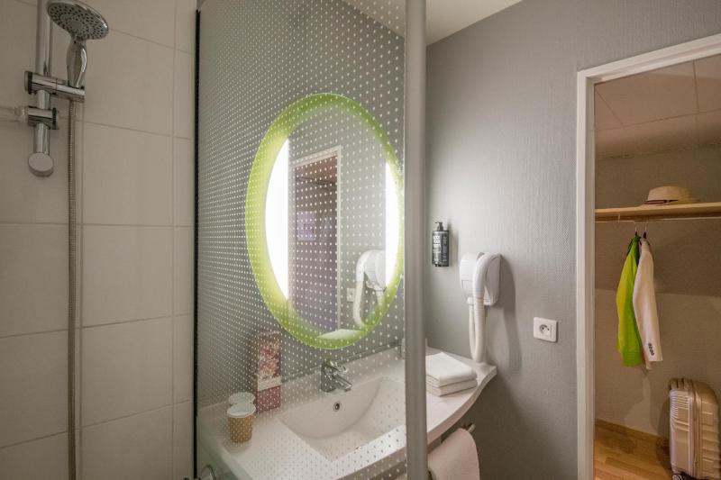 Standard Room with One Double Bed and One Single Bed image 2