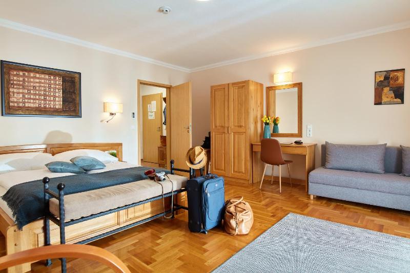 Deluxe Double Room image 3