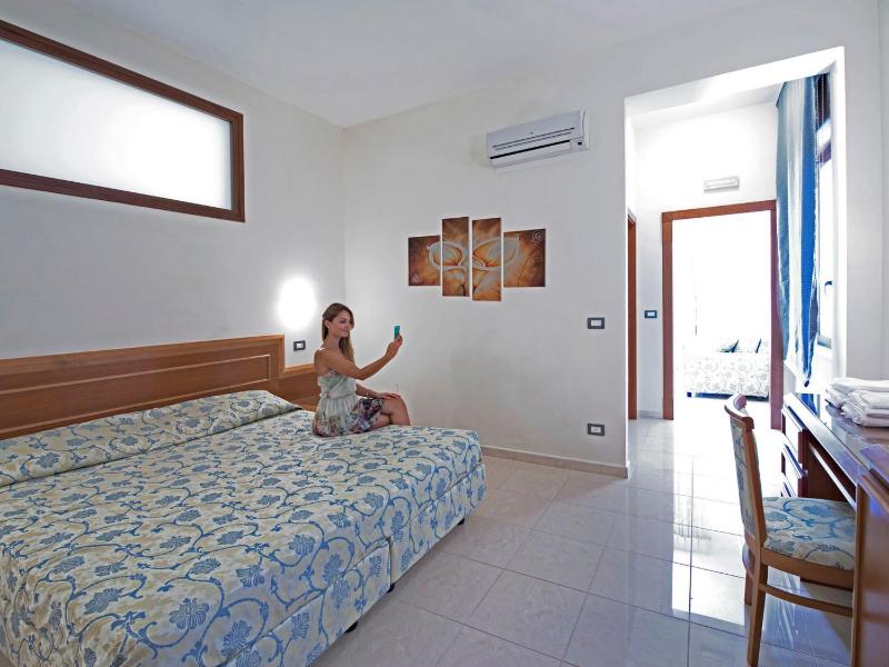 Deluxe Double or Twin Room image 2