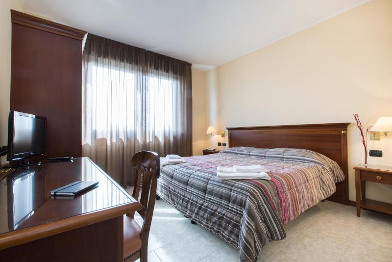 Double Room image 3