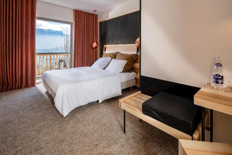 Superior Double or Twin Room with Lake View image 1