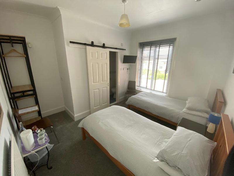 Classic Twin Room image 3