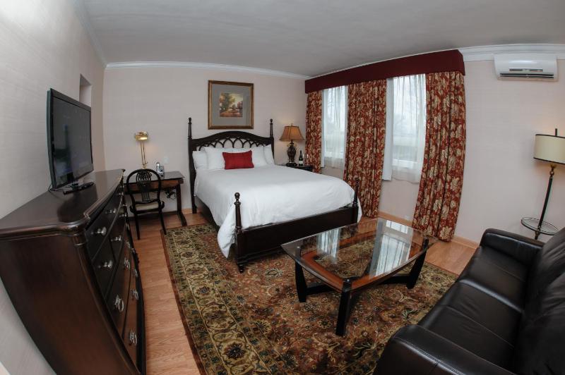 Deluxe Queen Room image 3