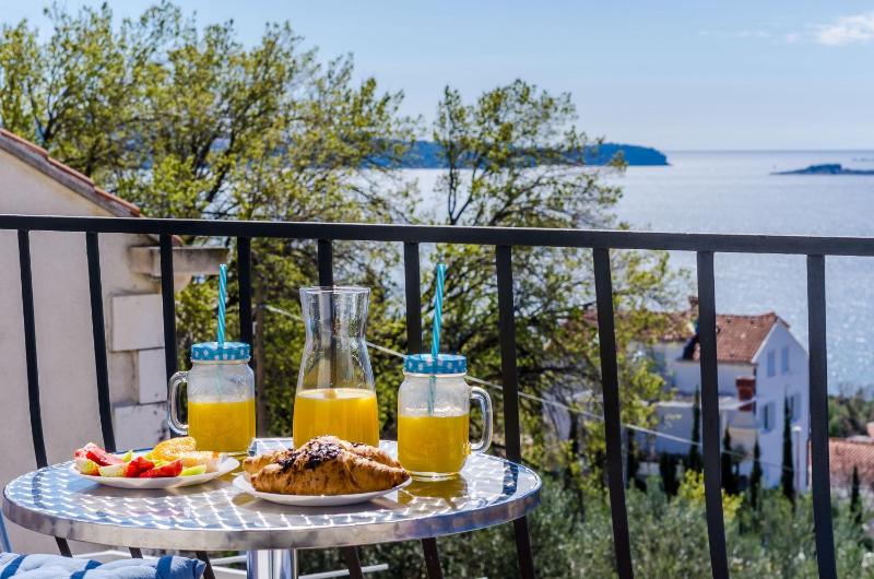 Comfort One-Bedroom Apartment with Balcony and Sea View image 2