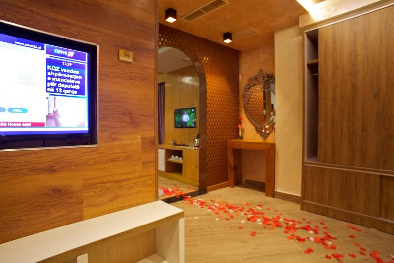 Deluxe Suite with Spa Bath with Sea View image 2