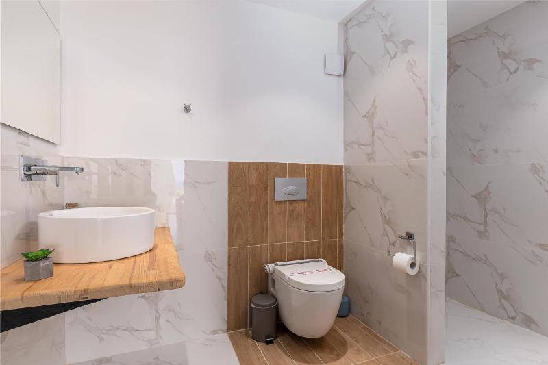Deluxe Room with Sea View image 2