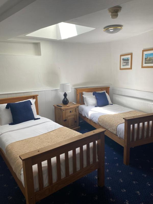 Twin Room image 4