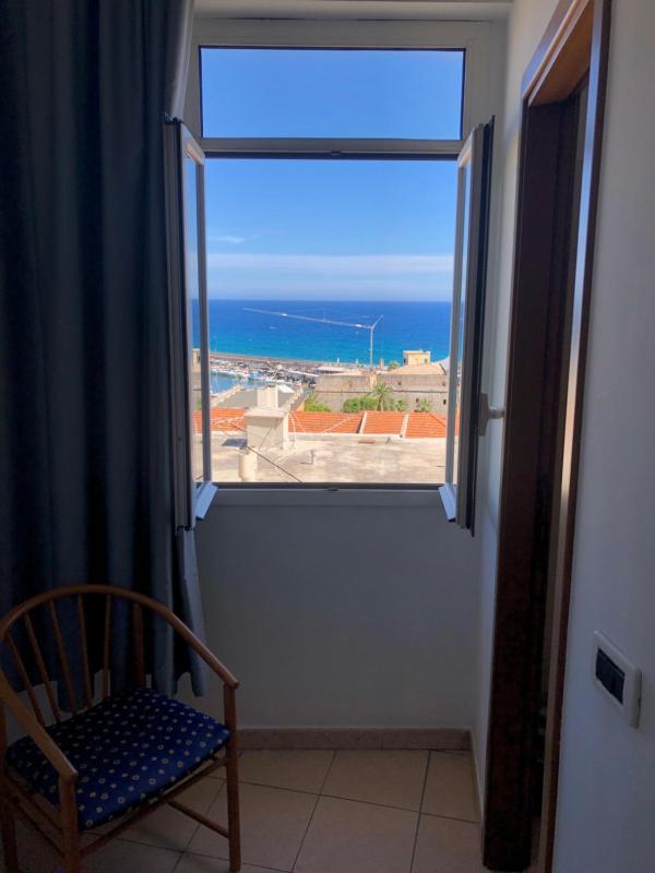 Double Room with Sea View image 3