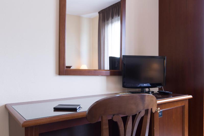 Twin Room image 4