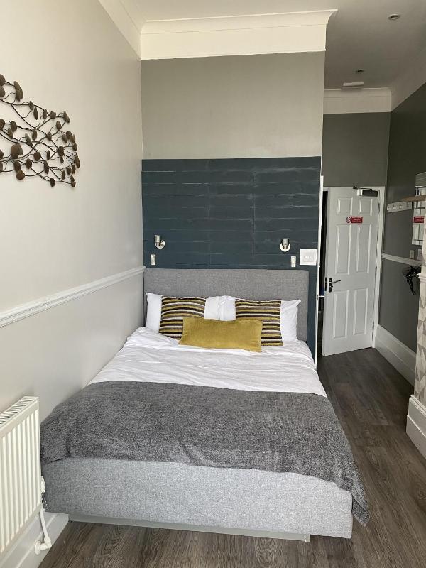 Deluxe Double Room with Shower image 3