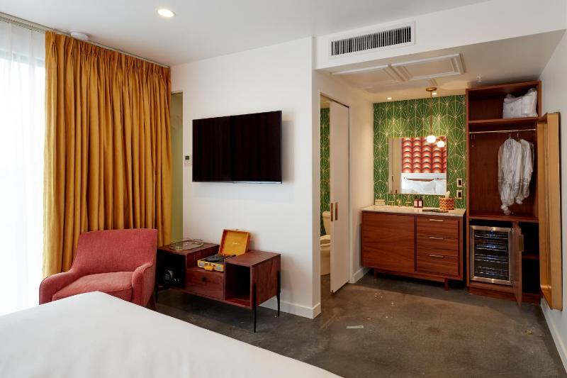 Mini King Room image 3