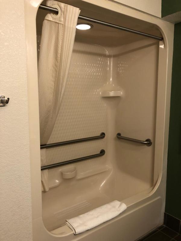 Queen Room with Tub - Accessible/Non-Smoking image 3