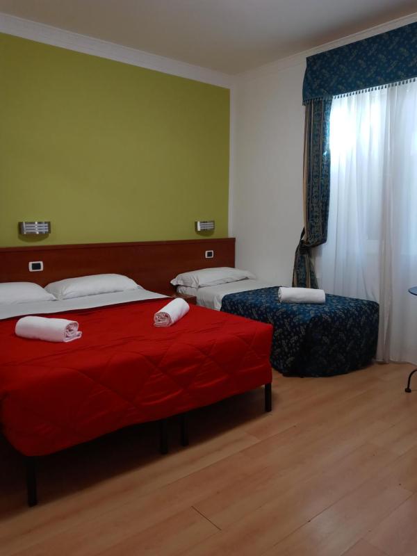 Basic Triple Room image 4