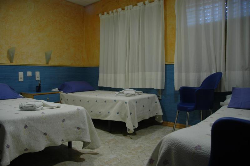 Basic Triple Room image 4