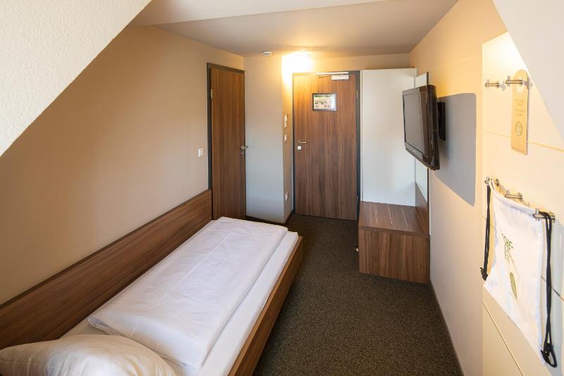 Budget Single Room image 3