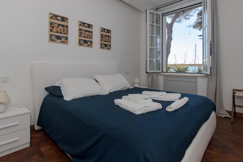 One-Bedroom Apartment with Sofa Bed image 2