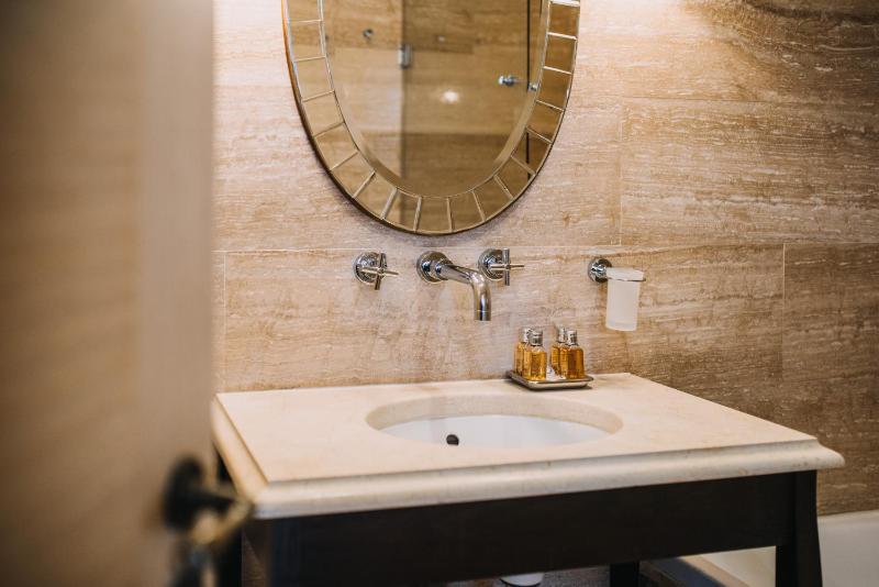 Deluxe Double Room with City View image 4