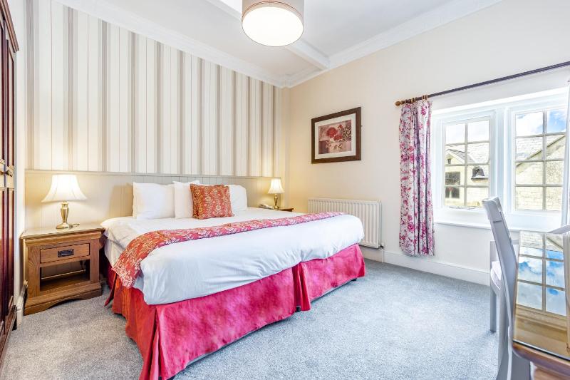 Standard Double Room image 4