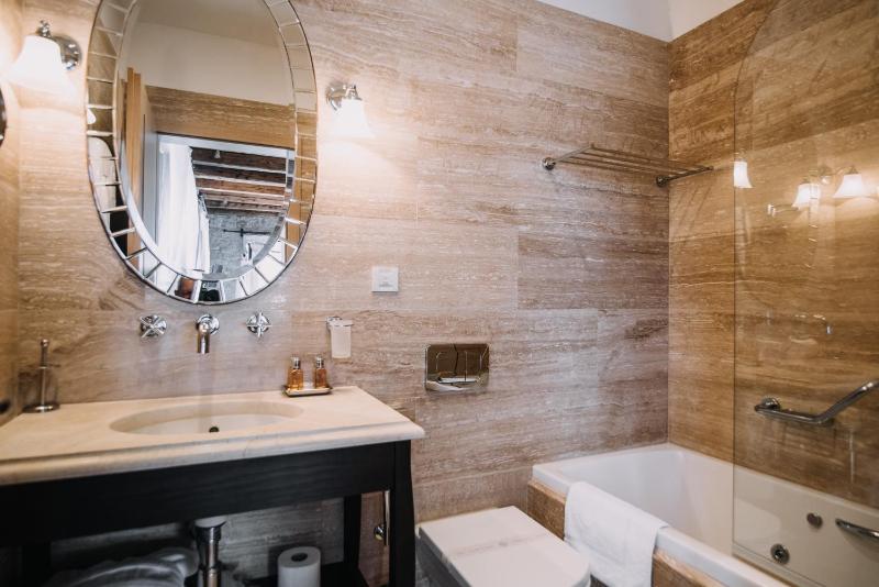 Deluxe Double Room with City View image 2