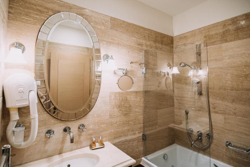 Superior Double Room with Terrace - Ground Floor image 4