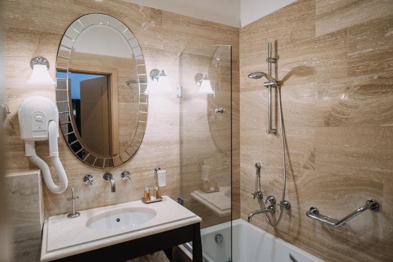 Superior Double Room with Pool View image 2