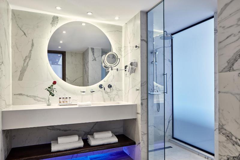 Family Suite Private Pool Sea View image 3