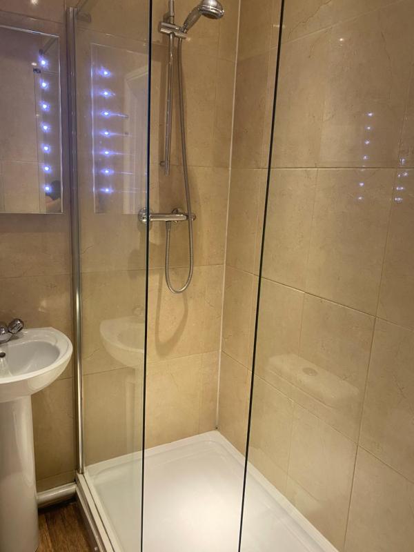 Single Room with Shower image 3