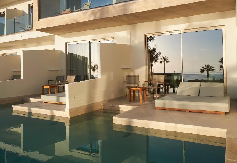 Swim-Up Deluxe Sea View Room (Shared Pool) image 2