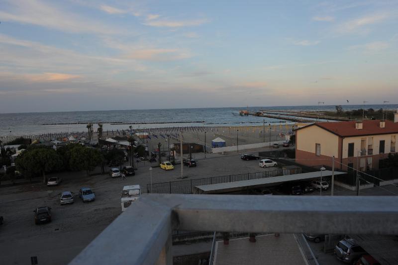 Triple Room with Balcony and Sea View image 4