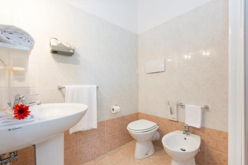 Twin Room image 3