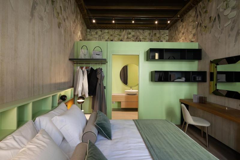 Deluxe Double or Twin Room image 4