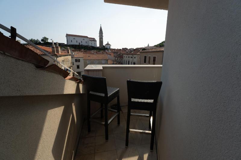One-Bedroom Suite with Balcony and City VIew image 2