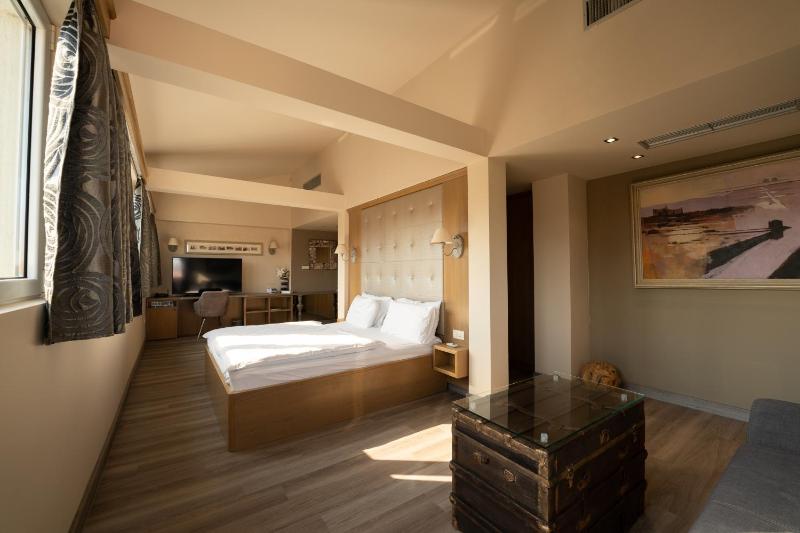 One-Bedroom Suite with Balcony and City VIew image 1