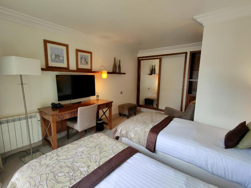 Main House Executive Twin Room image 4