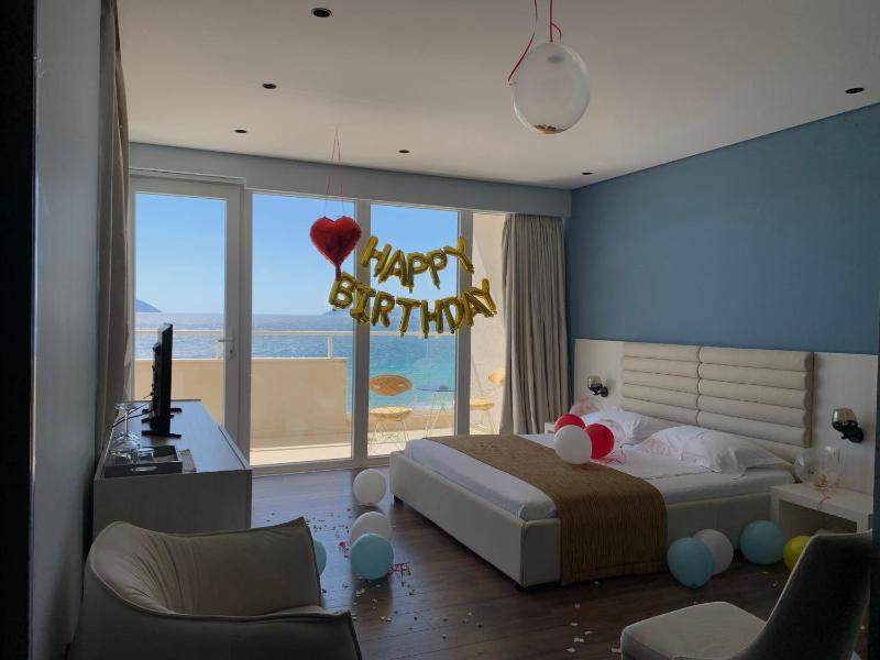 Deluxe Double Room with Balcony and Sea View image 3