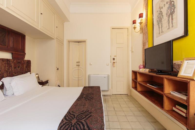 Small Double Room image 3