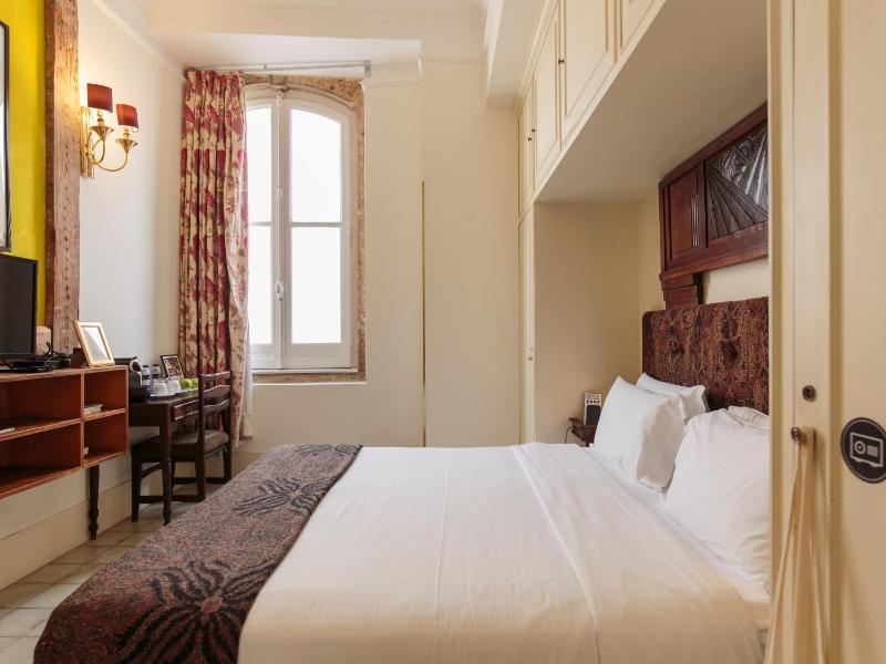 Small Double Room image 4
