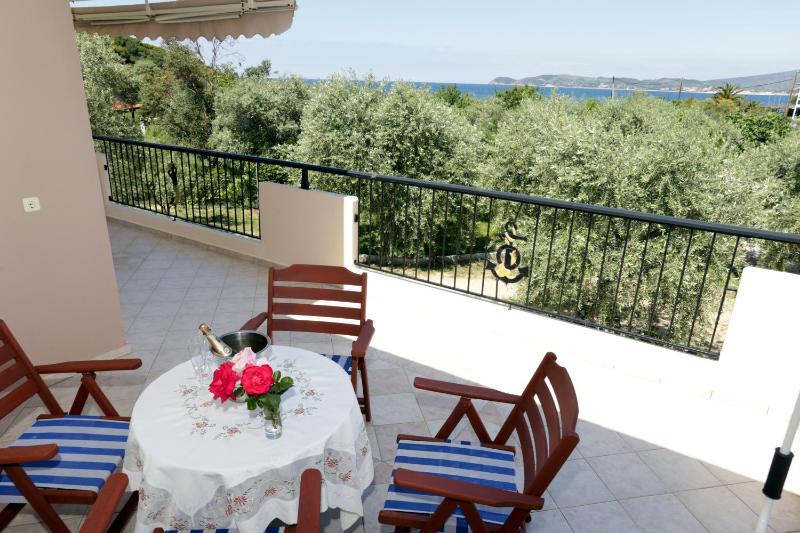 One-Bedroom Bungalow with Sea View image 3