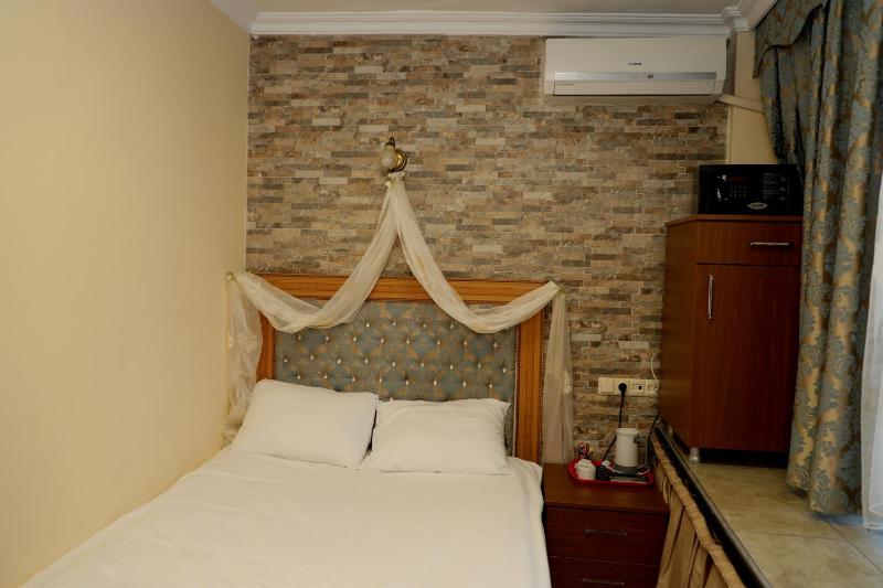 Economy Single Room with Garden View - Basement Floor image 4