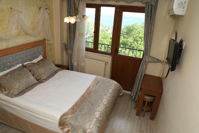 Double Room with Balcony and Sea View image 4