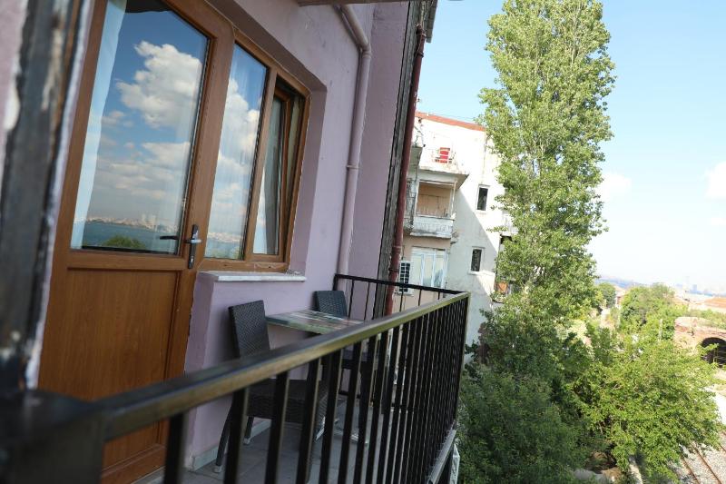 Double Room with Balcony and Sea View image 3