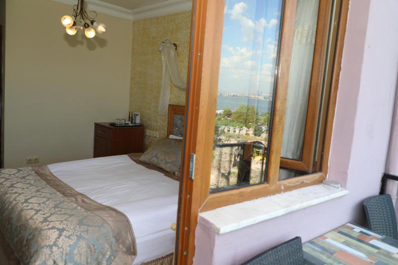 Double Room with Balcony and Sea View image 2