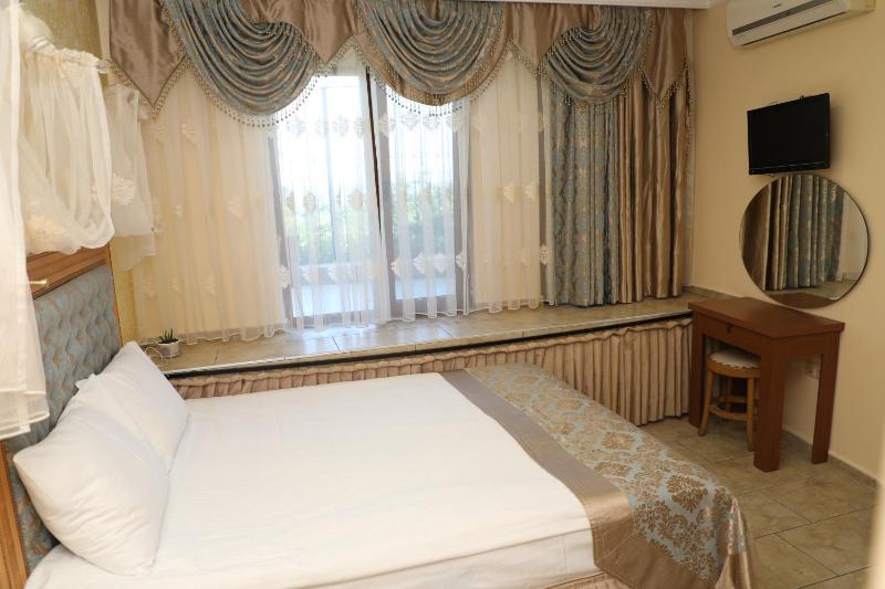 Economy Double Room with Garden View - Basement Floor image 4