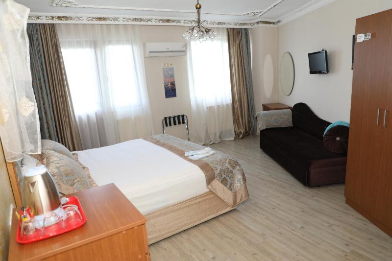 Family Room with Balcony and Sea View image 3