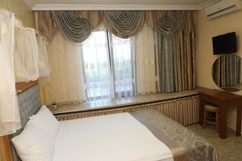 Economy Double Room with Garden View - Basement Floor image 3