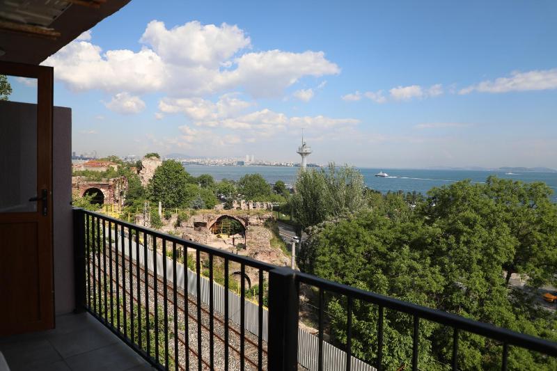 Family Room with Balcony and Sea View image 2